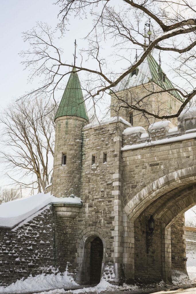 Porte saint-Jean dans le vieux Quebec